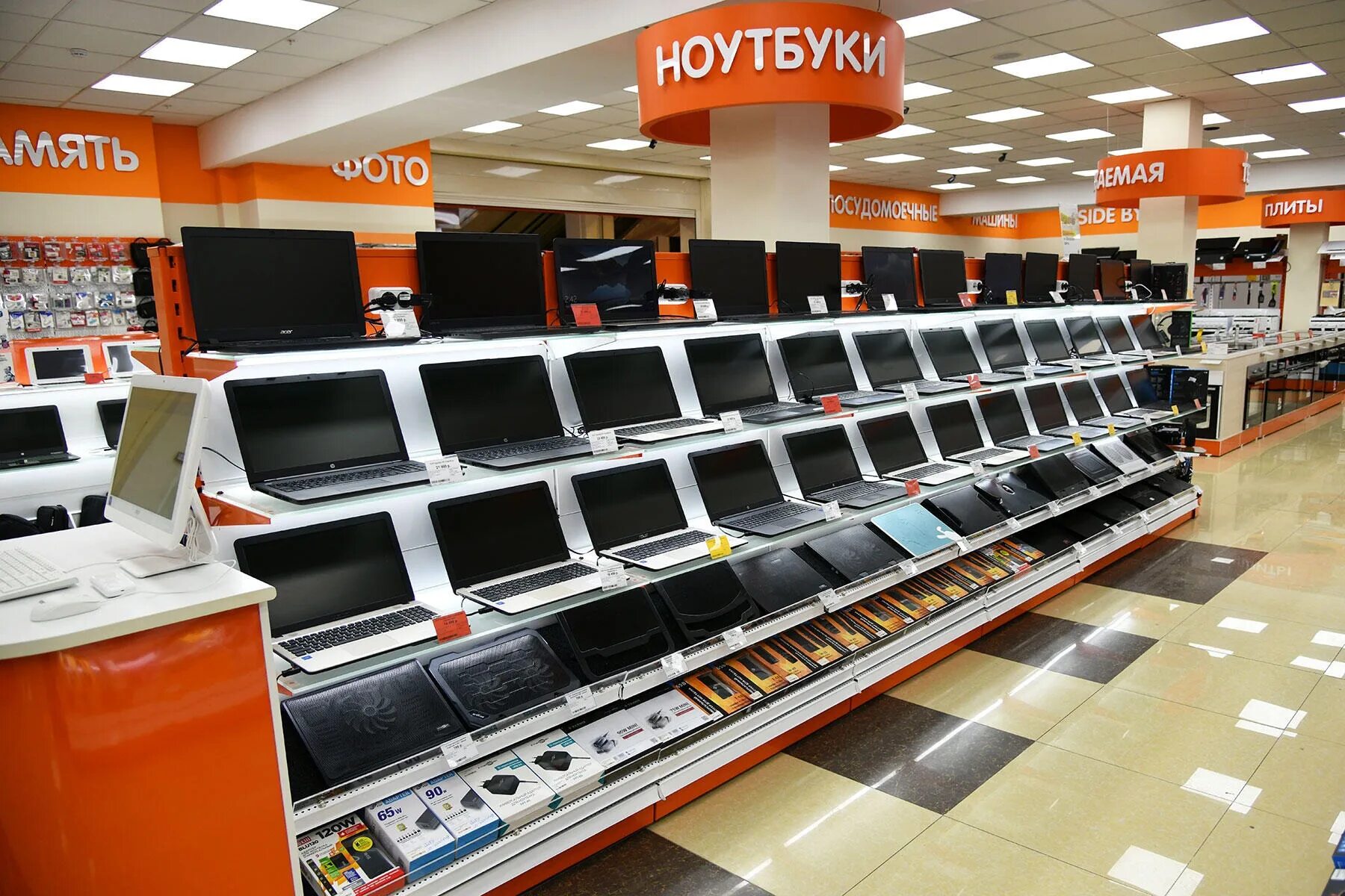 Товары в магазине техники. Ноутбуки в ДНС на витринах. Магазин техники. Витрина с ноутбуками. Магазин электроники.