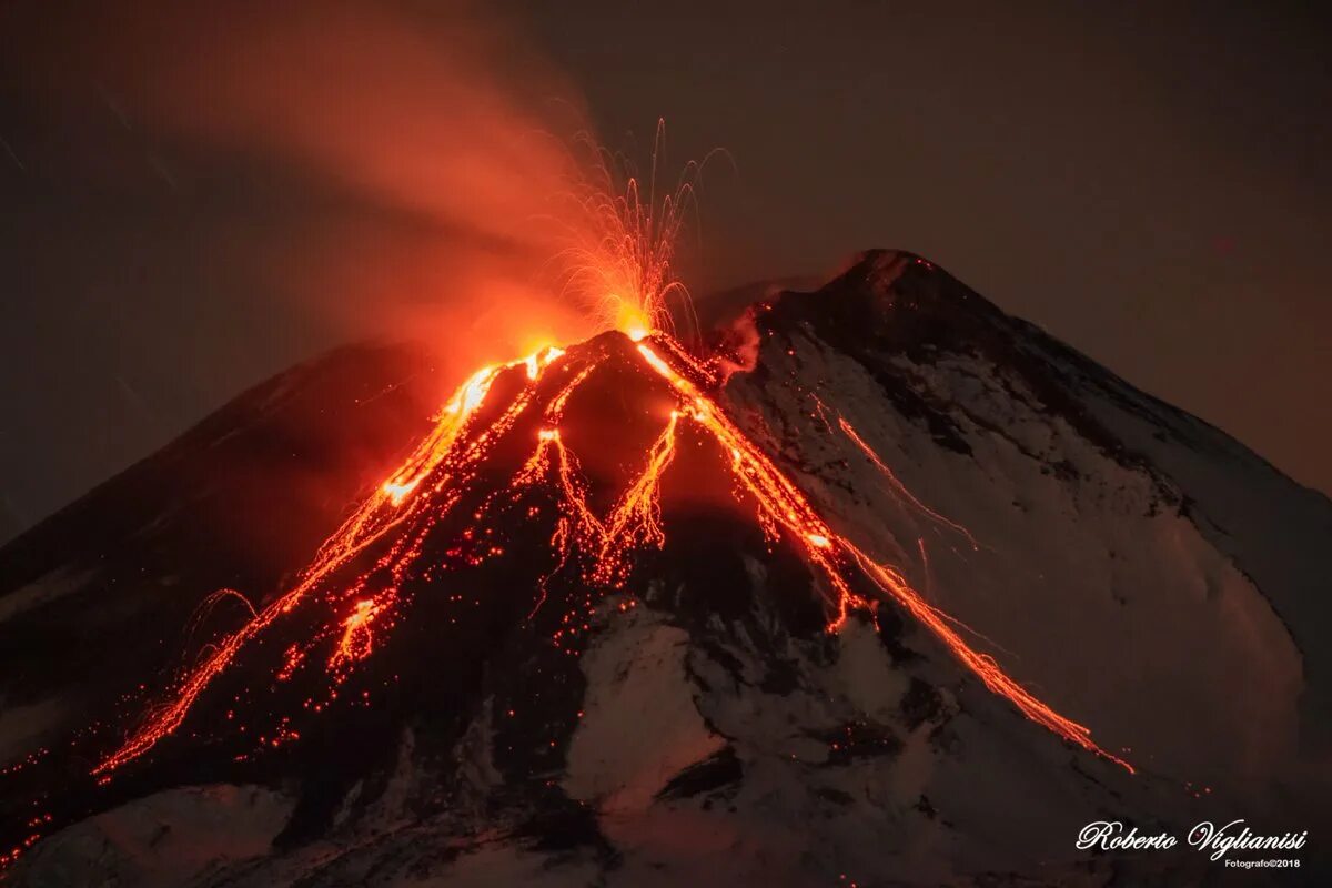 Наивысший действующий вулкан европы. Стромболианский вулкан. Стромболианский Тип вулканов. Вулкан Этна. Стромболианское извержение вулкана.