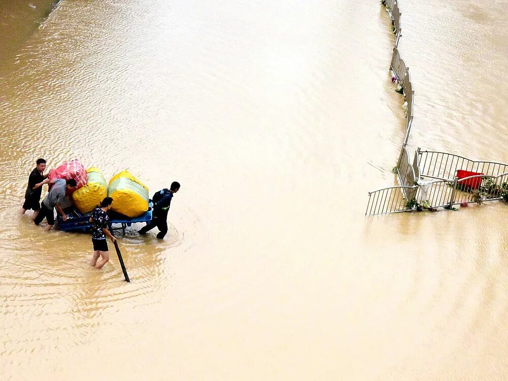Какое наводнение в китае. Чжэнчжоу наводнение. Наводнение в Хэнань. Потоп в Китае. Наводнение в Китае 2021.