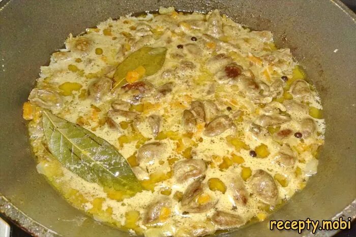 Приготовить сердечки в сметане на сковороде. Куриные сердечки в сметанном соусе на сковороде. сердечки в сметанном соусе на сковороде. сердечки в сметане на сковороде. куриные сердечки в сметане запеканка.
