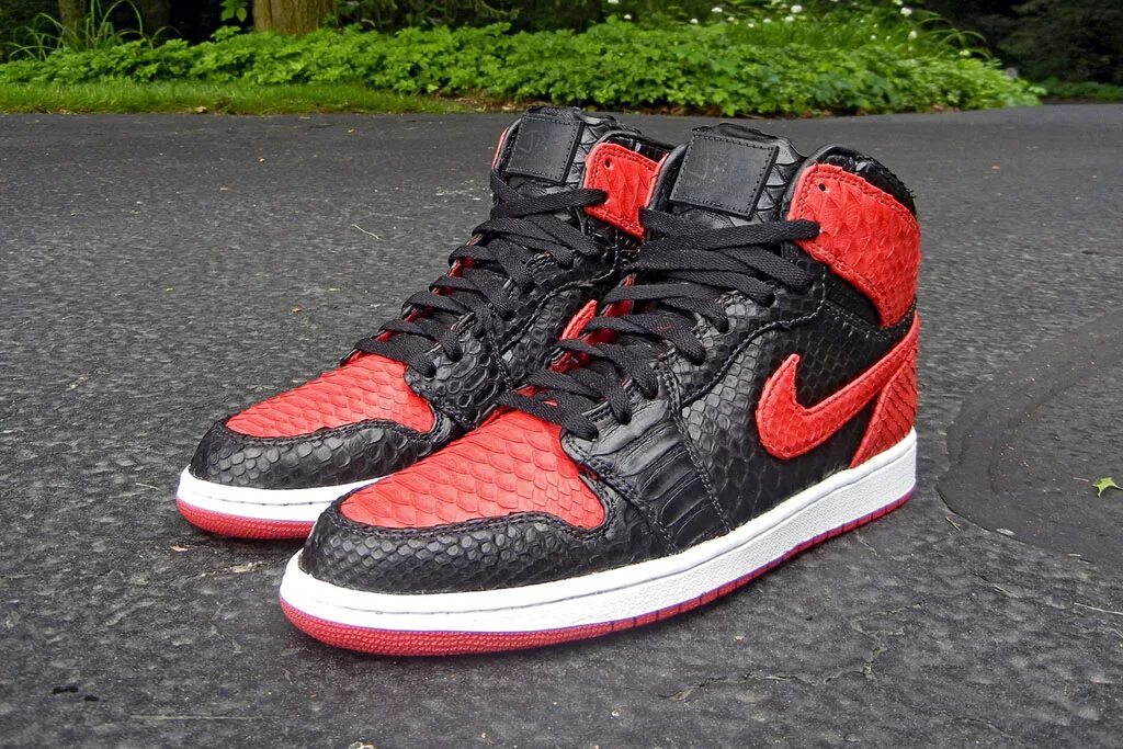 Оригинальные nike air jordan. Air Jordan 1 bred. Найк Джордан питон. Air Jordan 1 Custom Black. Custom Shoes Nike Jordan 1.