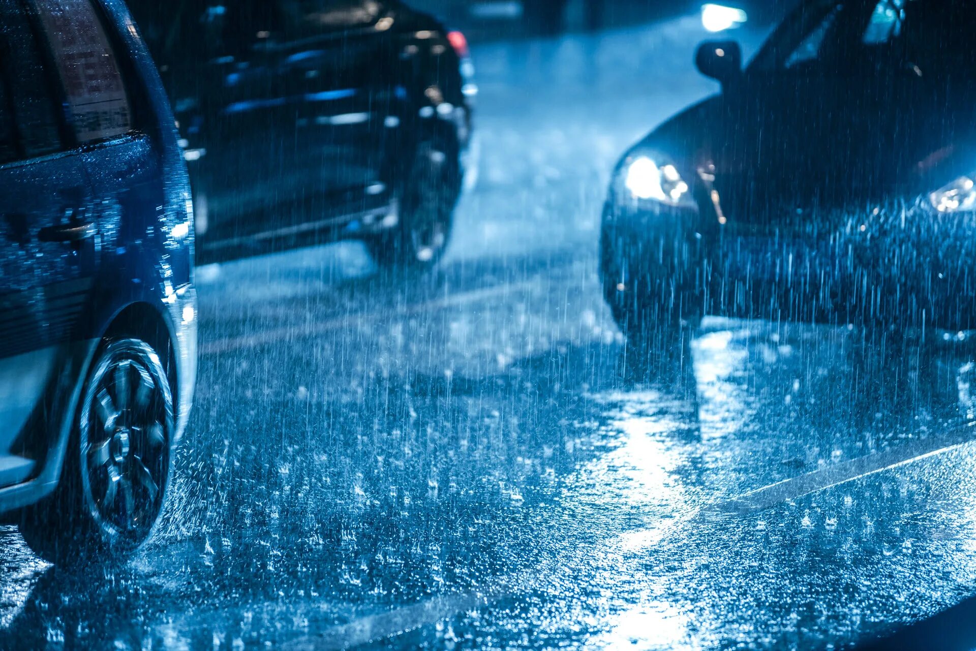 Driver rain. Машина под дождем. Автомобиль в дождь. Дорога дождь машина. Мокрая дорога.