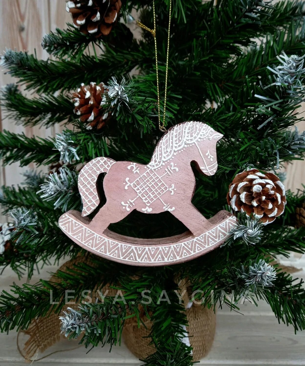 Лошадка деревянная игрушка на елку. Лошадка качалка игрушка на елку. Елочная игрушка erichkrause лошадка-качалка 10 см. Елочная игрушка лошадка качалка. Лошадка-качалка hk131020003.