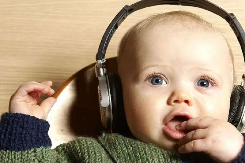 Дети слушать. Малыш в наушниках. Моцарт для детей. Моцарт для малышей для развития. Эффект Моцарта для детей.