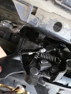 Не открывается капот рено
