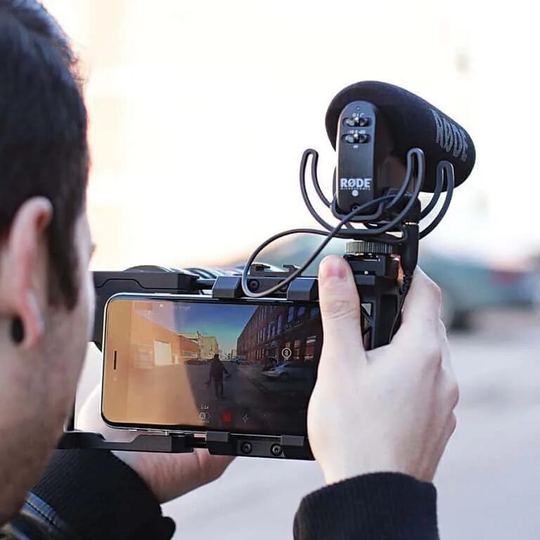 Съемка на мобильный телефон. Osmo 4. Фотографирует на телефон. Видеосъемка на айфон. Видеосъемка на айфон.