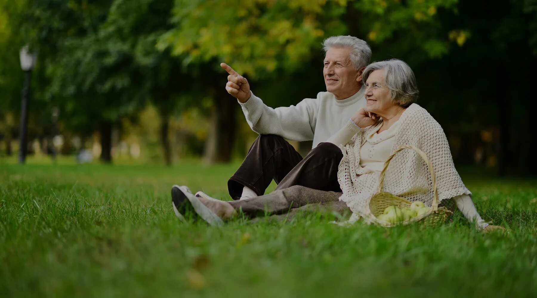 счастливая пожилая пара. пенсионеры на лавочке. пожилой мужчина на скамейке. пожилые люди счастье. счастливые пенсионеры.