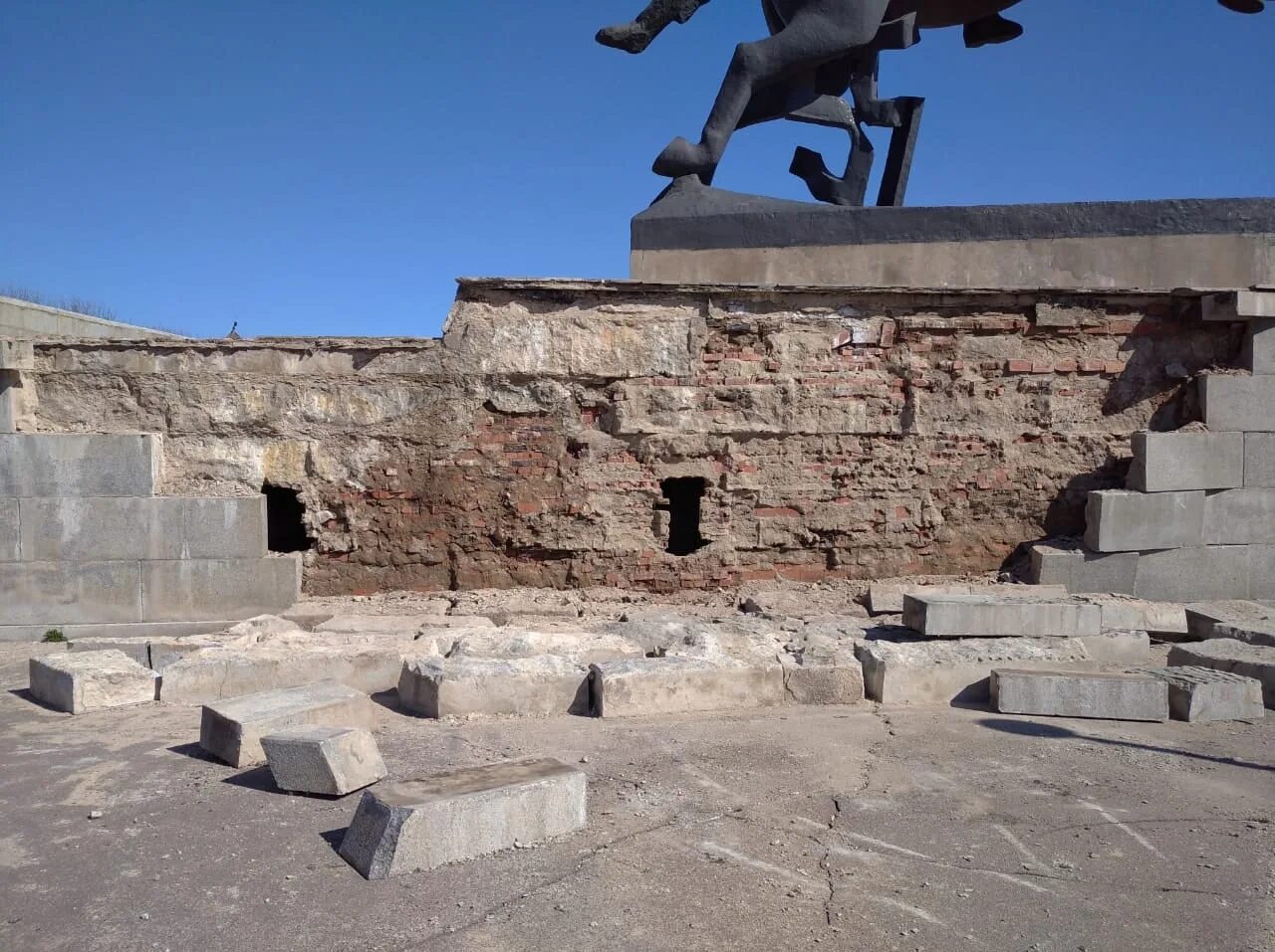 Монумент Победы Великий Новгород. Памятник Победы в Великом Новгороде. Обрушение памятника Победы в Великом Новгороде. Танк у Екатерининская горка Великий Новгород. Культурное наследие 18 апреля