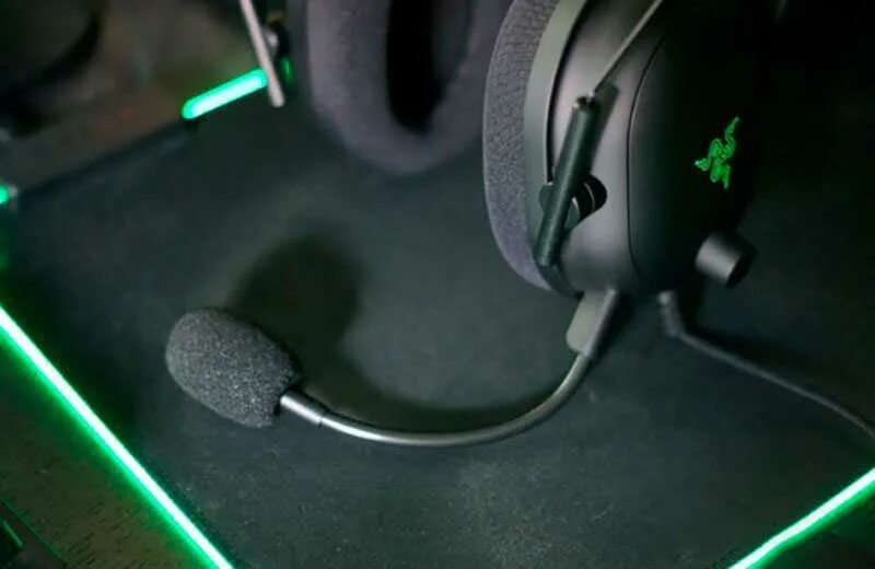 Как включить микрофон razer. Razer гарнитура отверстия микрофона. razer kraken как разобрать. как разобрать наушники razer. наушники razer где убирается микрофон.