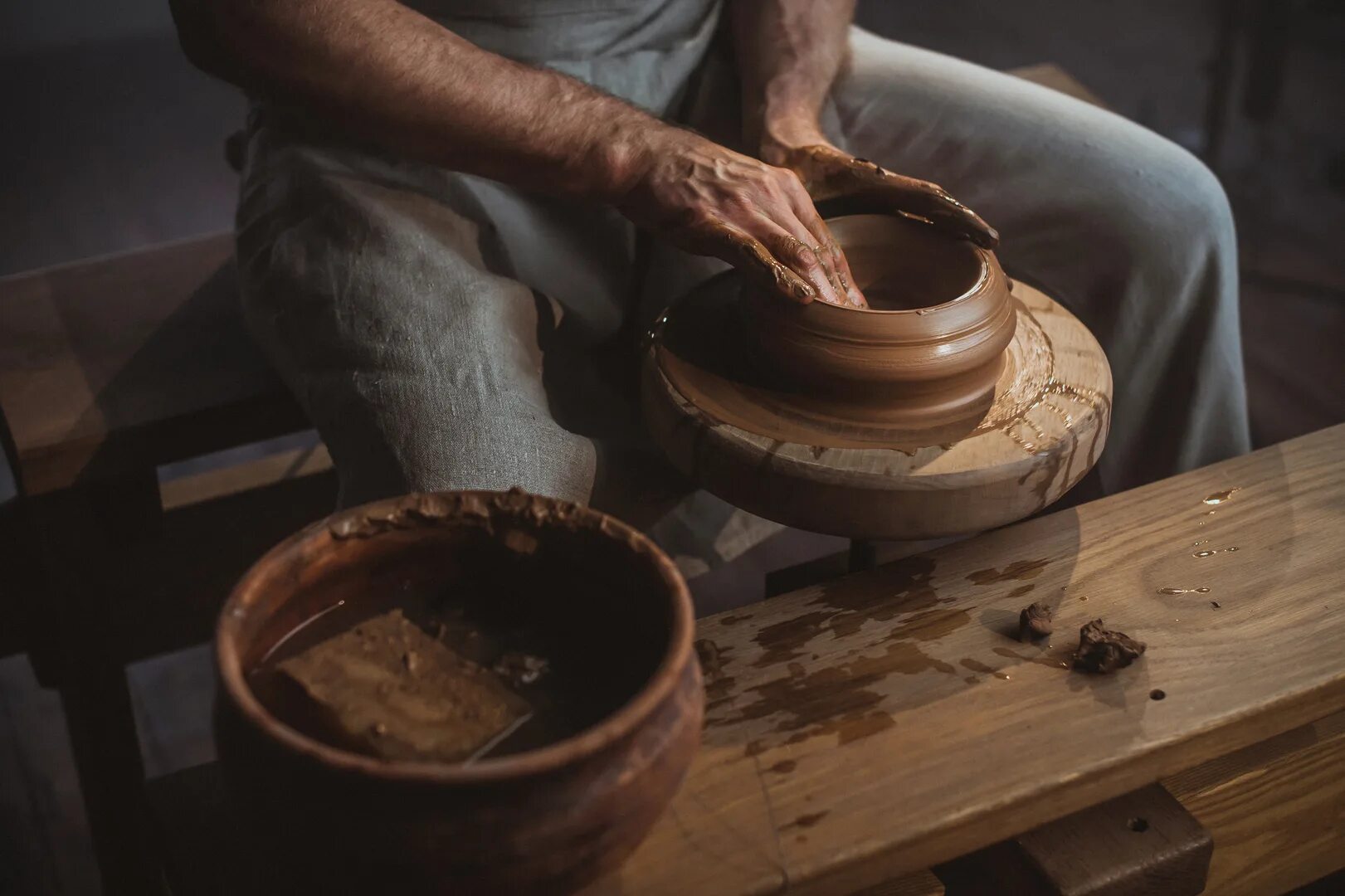 ручной гончарный круг. профессия гончар гончарный круг. мастер классы на гончарном круге. гончарный круг и гончар. ручной гончарный круг.