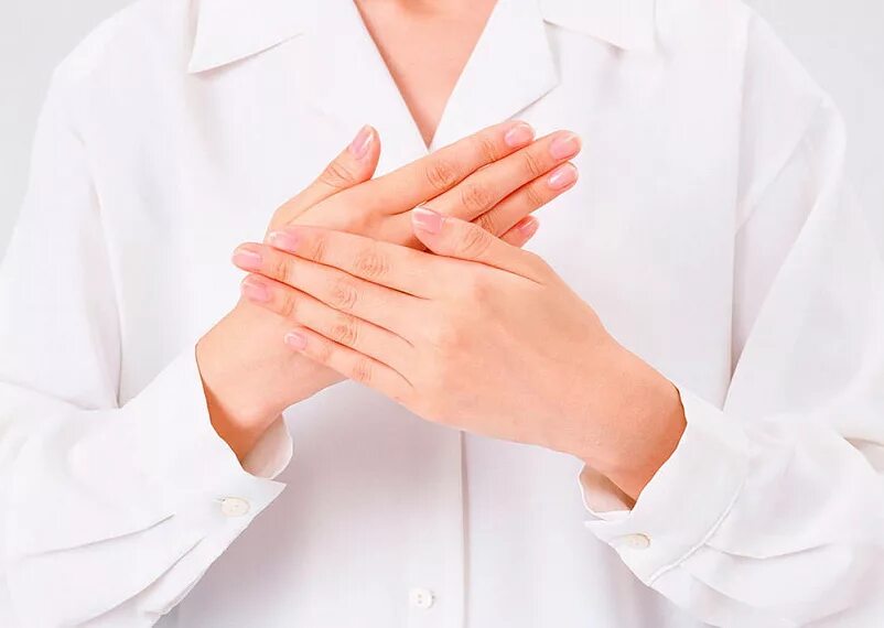 руки медицинского персонала. руки медицинских сестер. руки врача и пациента. рукопожатие врача и пациента. медсестра держит руку пациента.