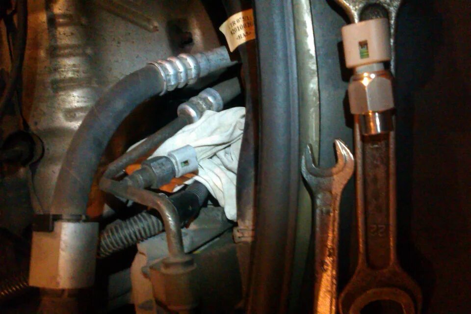 Датчик верхней мертвой точки рено логан. 6 8 клапанов. Датчик детонации логан 1. Датчик коленвала рено логан 1. Датчик логан замена.