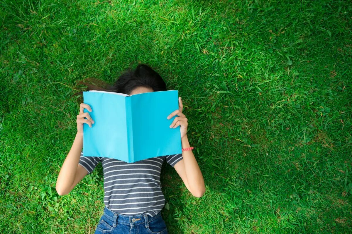 Чтение среди подростков. Лето с книгой. Чтение на природе. Лето с книжкой. Девушка с книгой на природе.