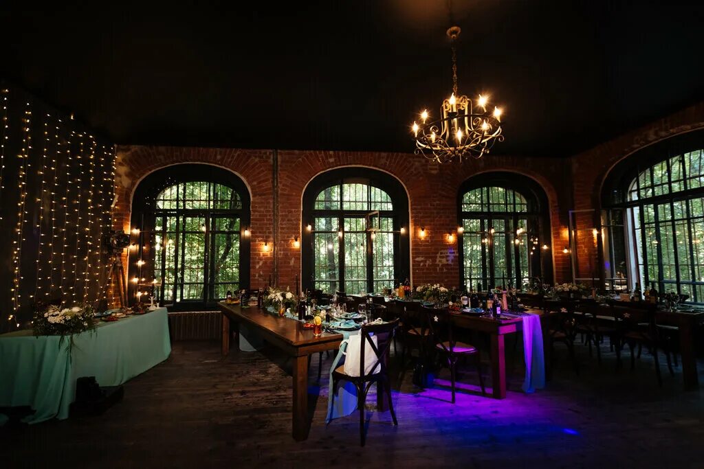 темный ресторан. музыканты в баре. ресторан с посетителями. черно белый с латунью ресторан. танцы в ресторане.