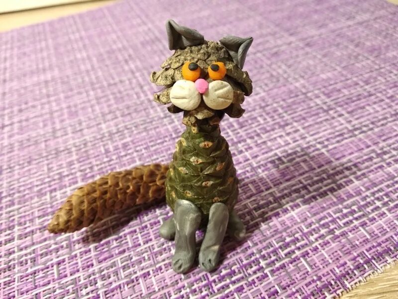 Поделки из животного материала. Кошка из природного материала. кошка из шишек. поделка из шишки. кот из шишек поделка.