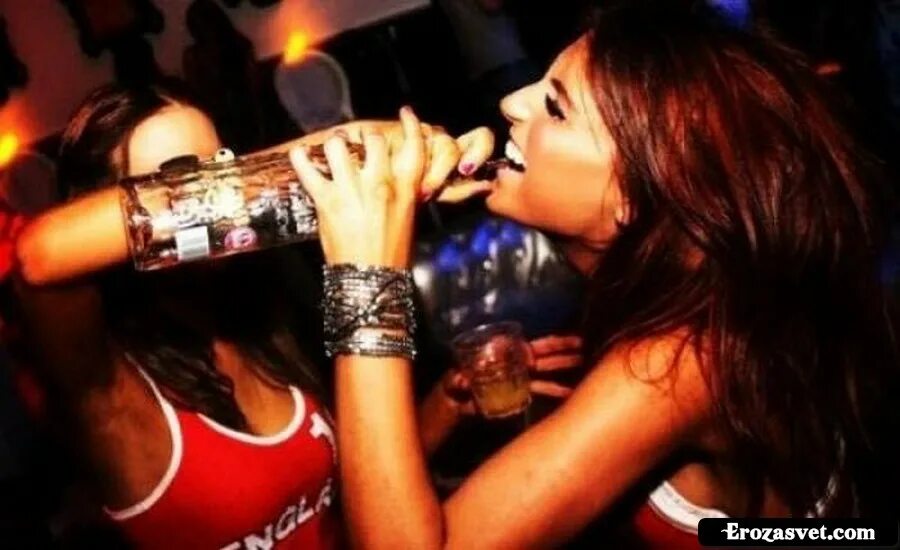 Лимонад пью. Пятничные девушки. Девушка пьет сок любимый. Drinks girls 18. Три подруги.