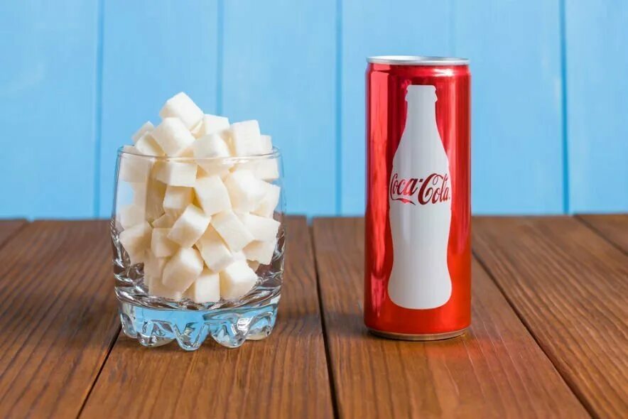 В банке колы сахара. Кола сахар. Сахар в газированных напитках. Кока кола сахар. Кубиков сахара в Кока Коле.