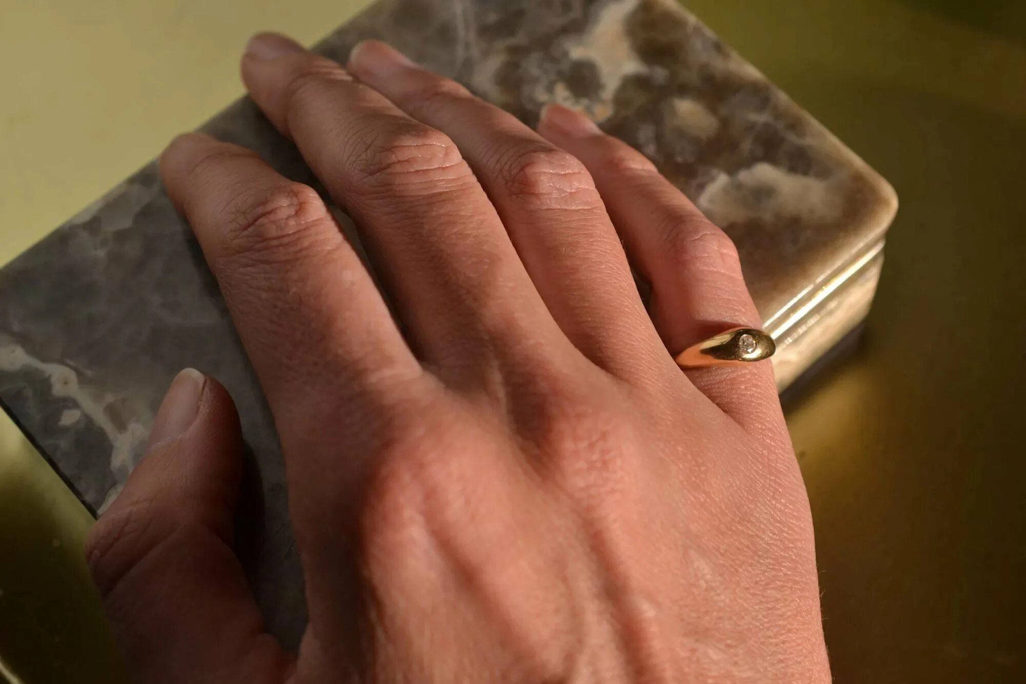 Перстень на мизинце левой руки. Перстень на мизинце левой руки. Перстень на мизинце левой руки. Кольцо на безымянном пальце и мизинце. Мцжсуое кольцо на мезинец.