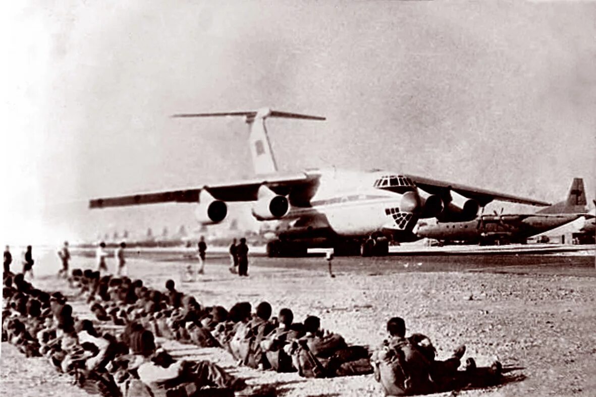 19 августа 1987 года. Аэропорт Баграм 1979. Самолет АН 12 Афганистан. АН-12 В Фергане. Ил-76 в Афганистане.