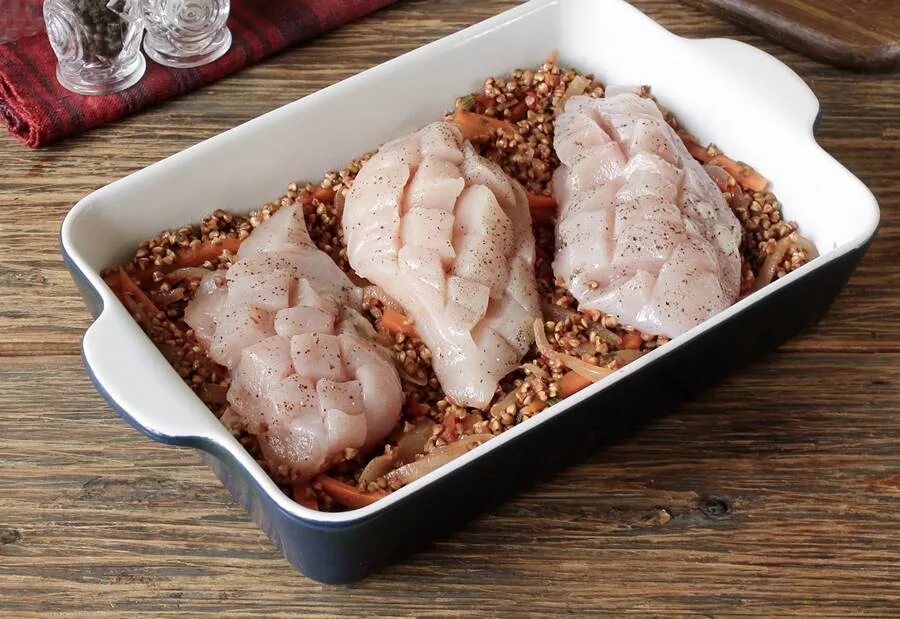 Гречка с куриными бедрами. Куриная грудка с гречкой. гречка с филе. куриная грудка с гречей. гречка с грудкой.