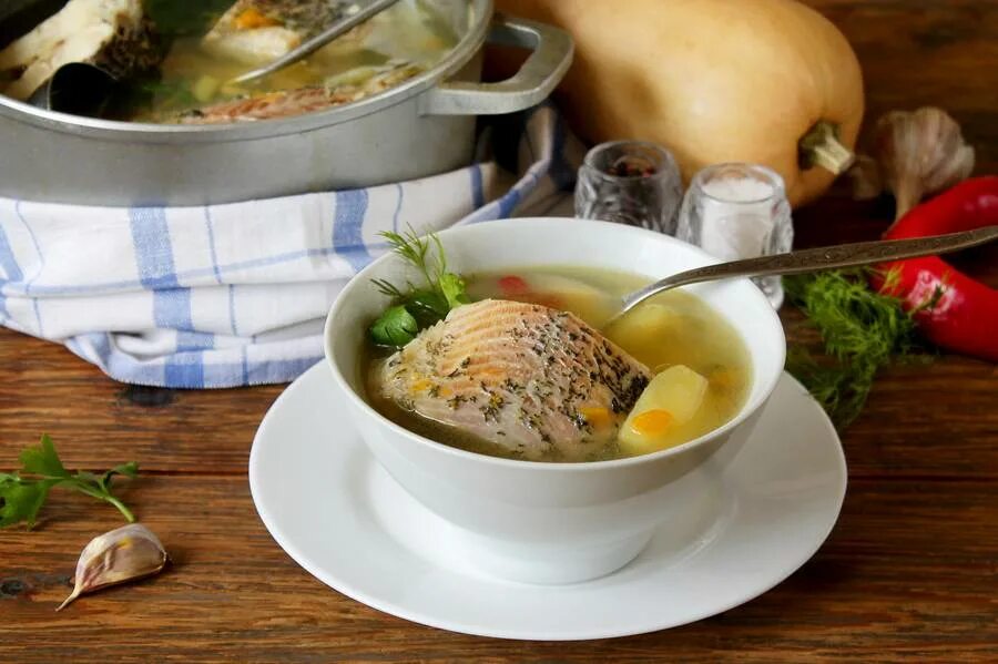 Рыбный суп с тыквой. Рыбный суп с тыквой. Тыквенный суп с карри. Сезонные супы осень. Рыбный суп с тыквой.