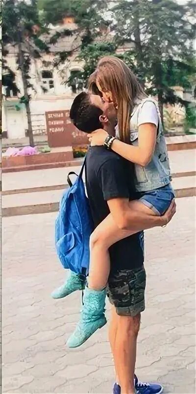 Девушка запрыгнула на парня