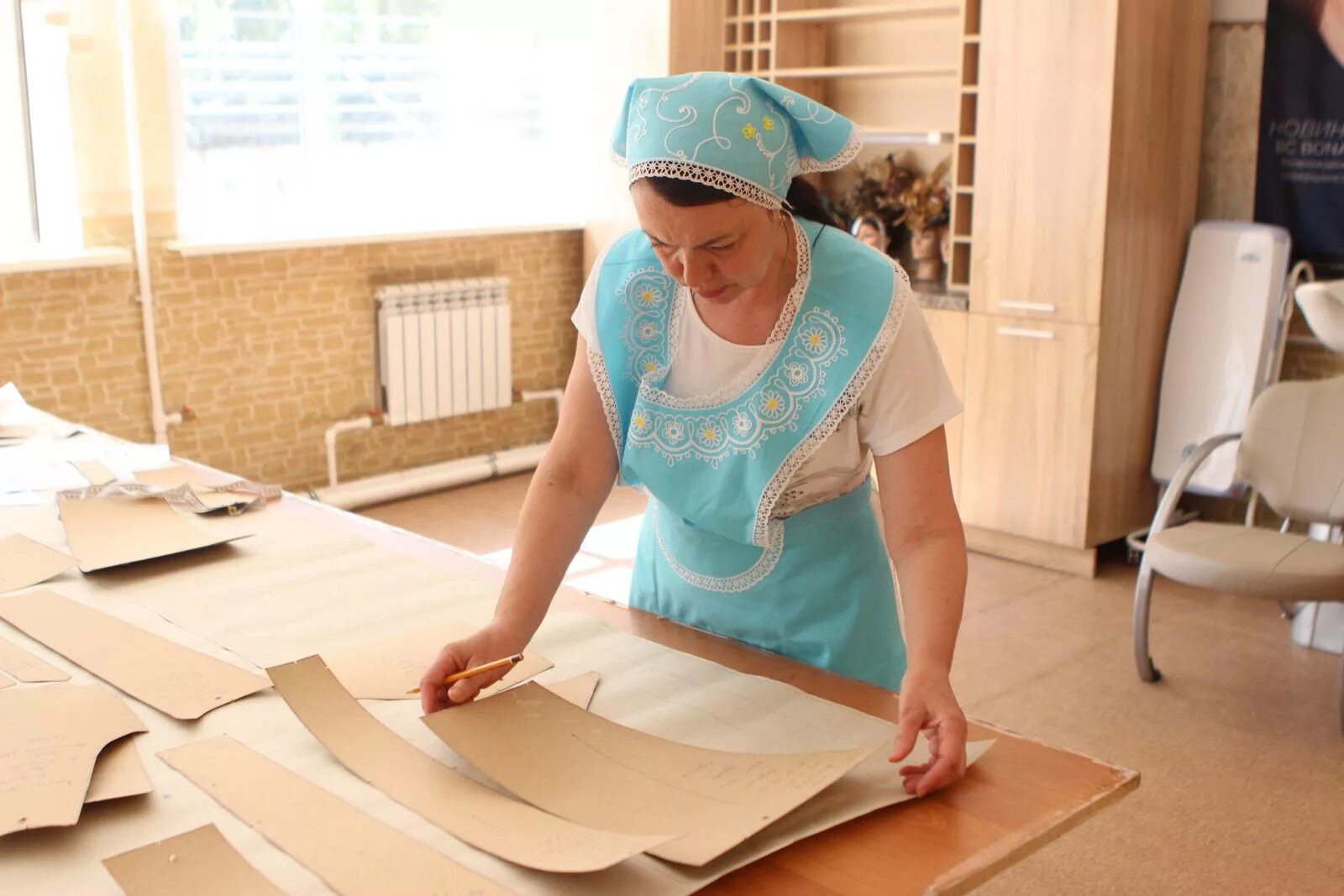 Швея. Брошюра швея. Швея на фабрике россиянка. Работа швея липецк. Юный портной.