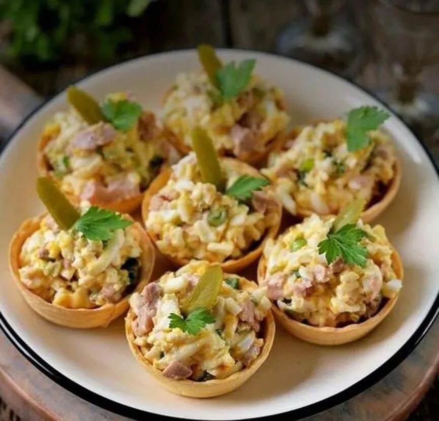 Самые вкусные тарталетки с начинкой. Тарталетки. тарталетки с печенью трески. тарталетки салатные. закуски в корзинках.