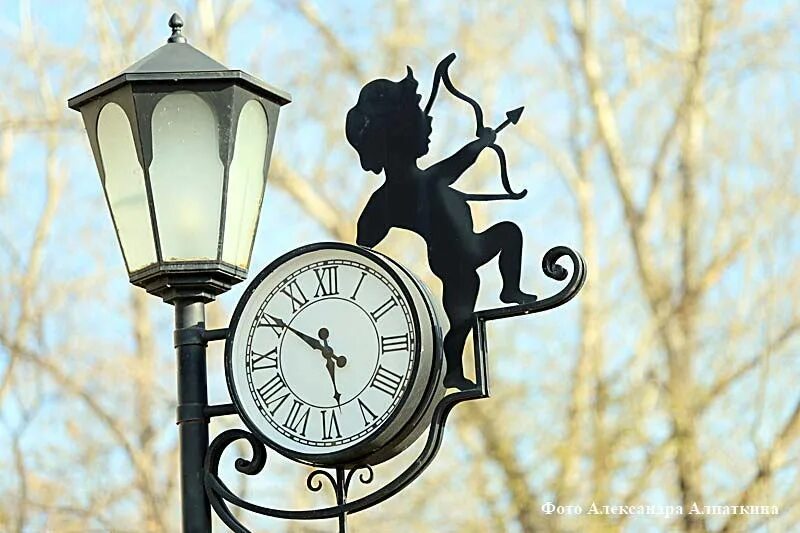 Встреча под часами. Часы свидания. Будильник красный куб. Ожидание человечки. Влюбленные в казани.