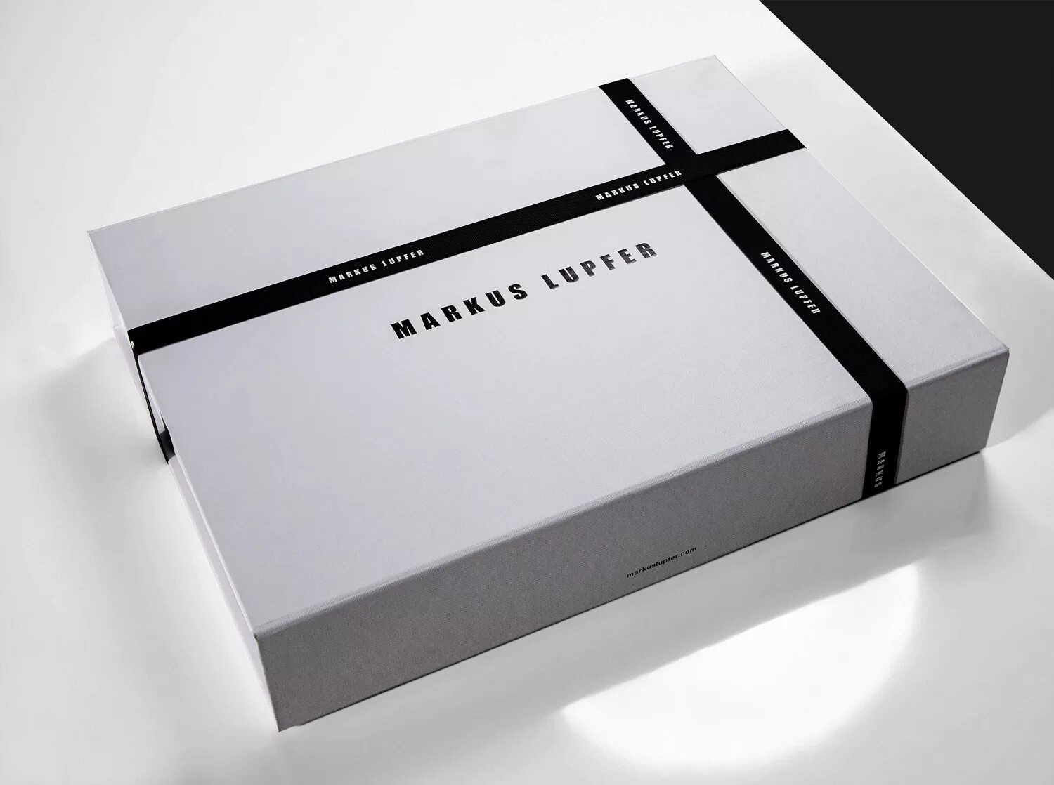 Smux box a1 отзывы. Монохромная упаковка. bork коробка. monochrome упаковка. packaging design white box.