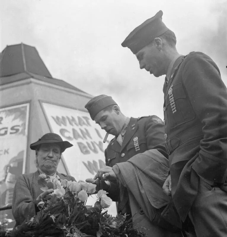 Бомба 1942. Посещение Советской делегацией Лондона 1942 фото.