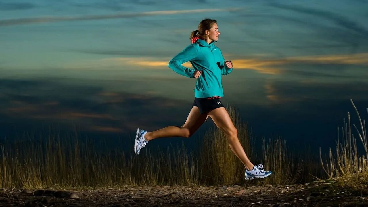 Бег по городу. Пробежка перед сном. Женщина бежит. Бег девушки. Пробежка перед сном.