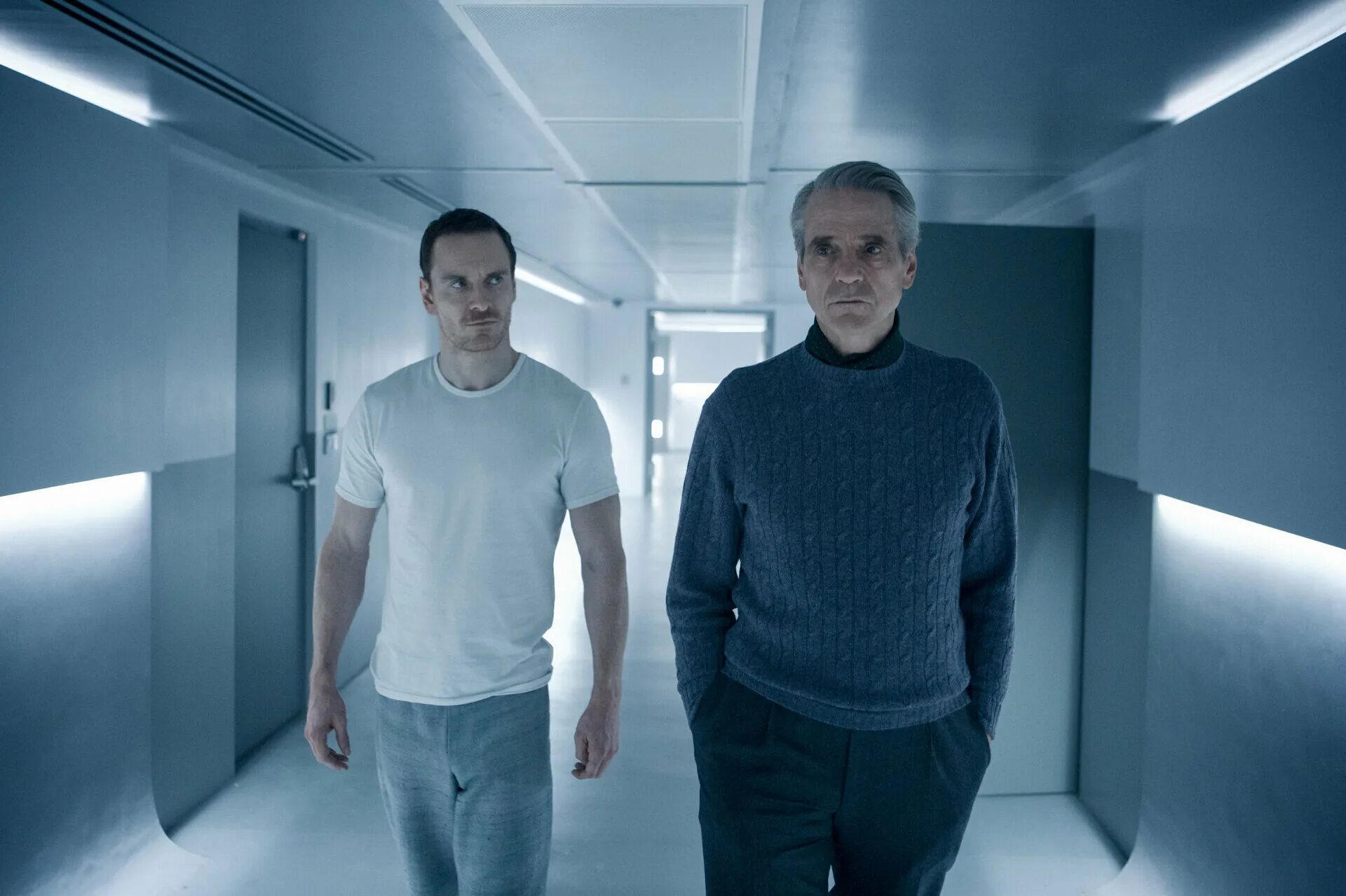 кредо убийцы 2016 майкл фассбендер. кредо убийцы постер. алан риккин. кредо убийцы 2017. ассасин крид фассбендер.