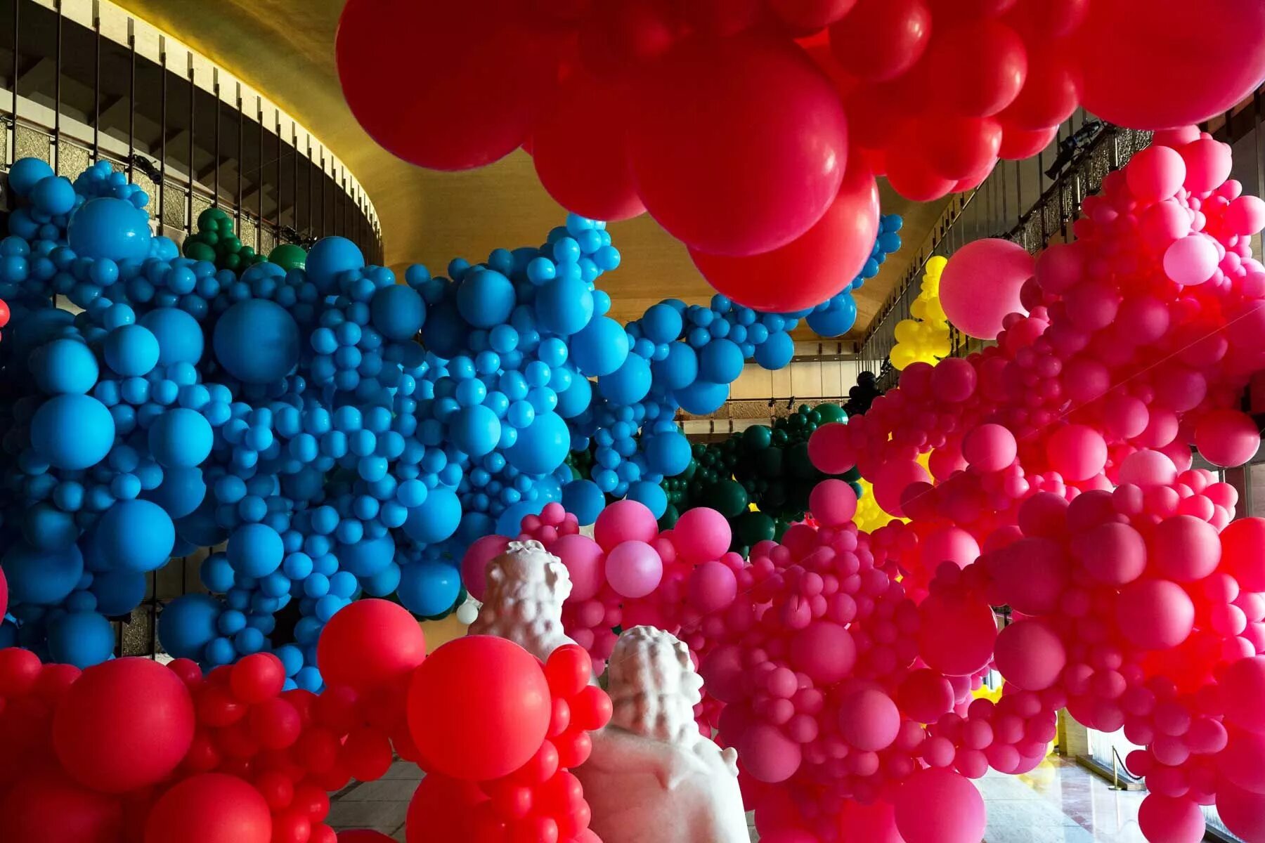 Центр воздушных шаров. Воздушные шары. Воздушный шарик. Инсталляции из воздушных шаров. Яркие воздушные шары.