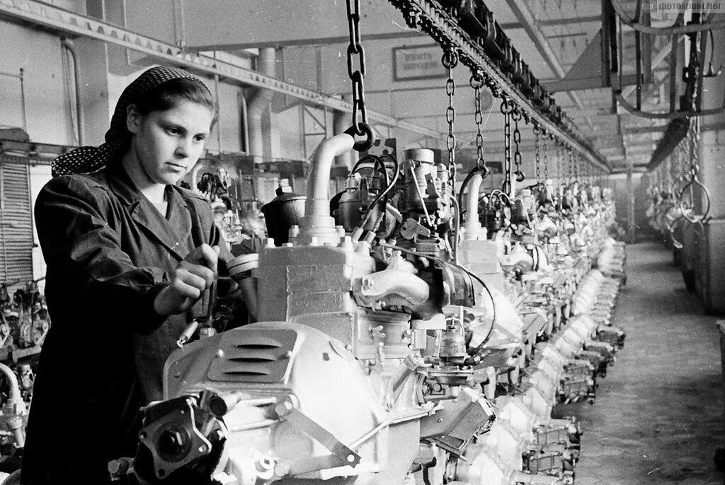 Специалист по охране труда. Рабочие на стройке. Рабочий на заводе. Цех капролактама щекиноазот. Мужчина на заводе.