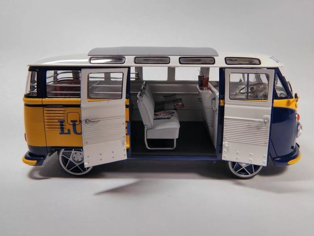 Автобус 1 24. Revell 1/24. Сборная модель Revell VW t1 Samba Bus Lufthansa (07436) 1:24. VW Camper 1/24 Revell. Samba Bus Revell.