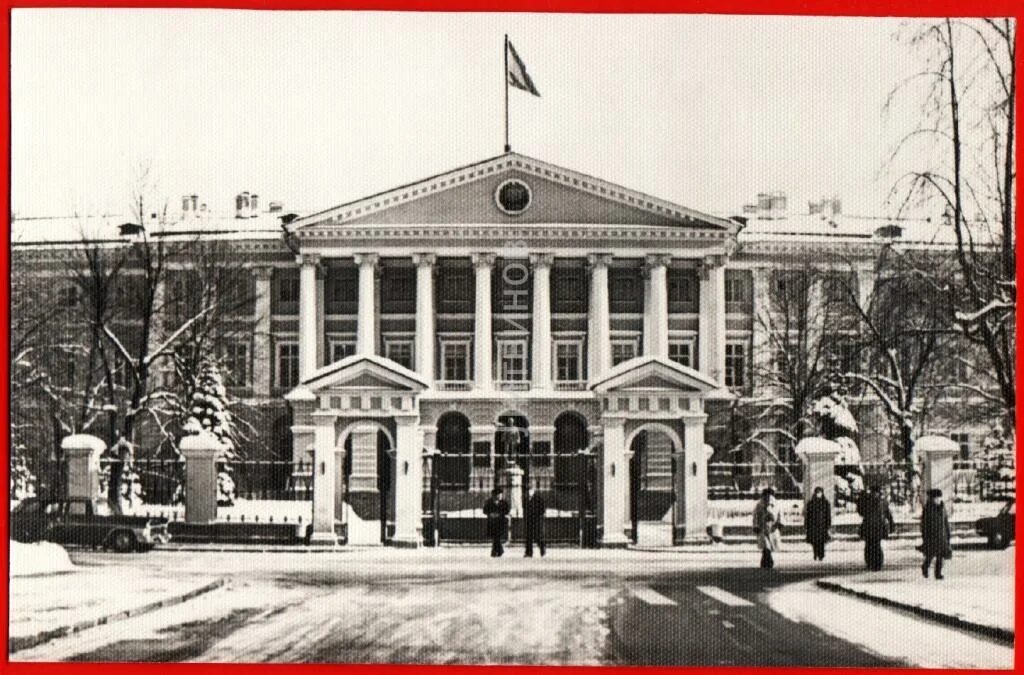 Смольный 1917. Смольный в 1917 году. смольный дворец 1917. смольный дворец в 1917 году.