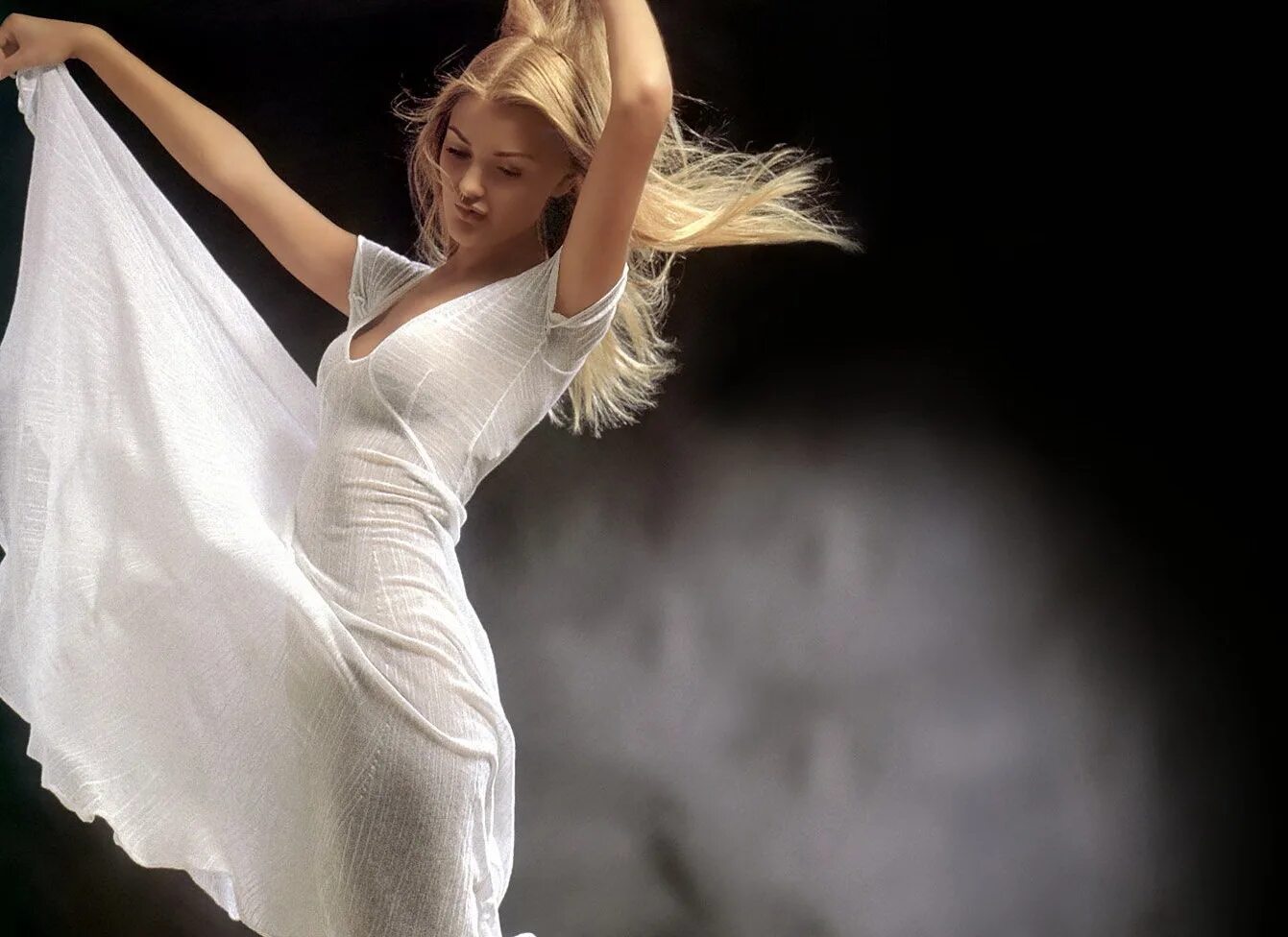 Блондинка в белом платье. Девушка танцует в длинном платье. Танцующие девушки в белом. Балерина танцует. Девушка танцует в платье.