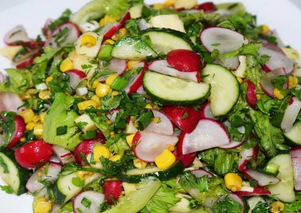 Салат весенний с кукурузой. Салат "весенний" с редисом и кукурузой. Пекинская капуста с редиской и кукурузой. Салат с редиской и огурцом и кукурузой. Салат с кукурузой и огурцом.