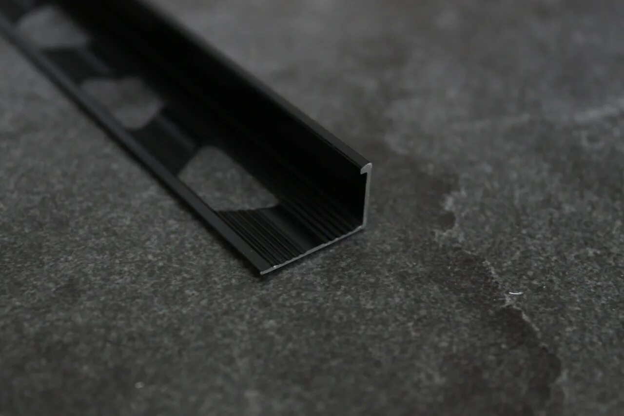 Уголок алюминиевый черный матовый. Профиль l-образный 12мм для плитки чёрный. Профиль для плитки п образный 10 черный матовый артикул pv31чермат10. Профиль для плитки p-образный 10мм. Торцевой профиль для керамогранита 8 мм.