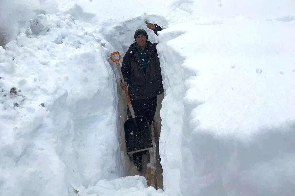 Зима в краснодарском крае. Сочи снег в августе. Сочи выпал снег 2022. Отель снега красная поляна. Роза хутор вершина 2320.