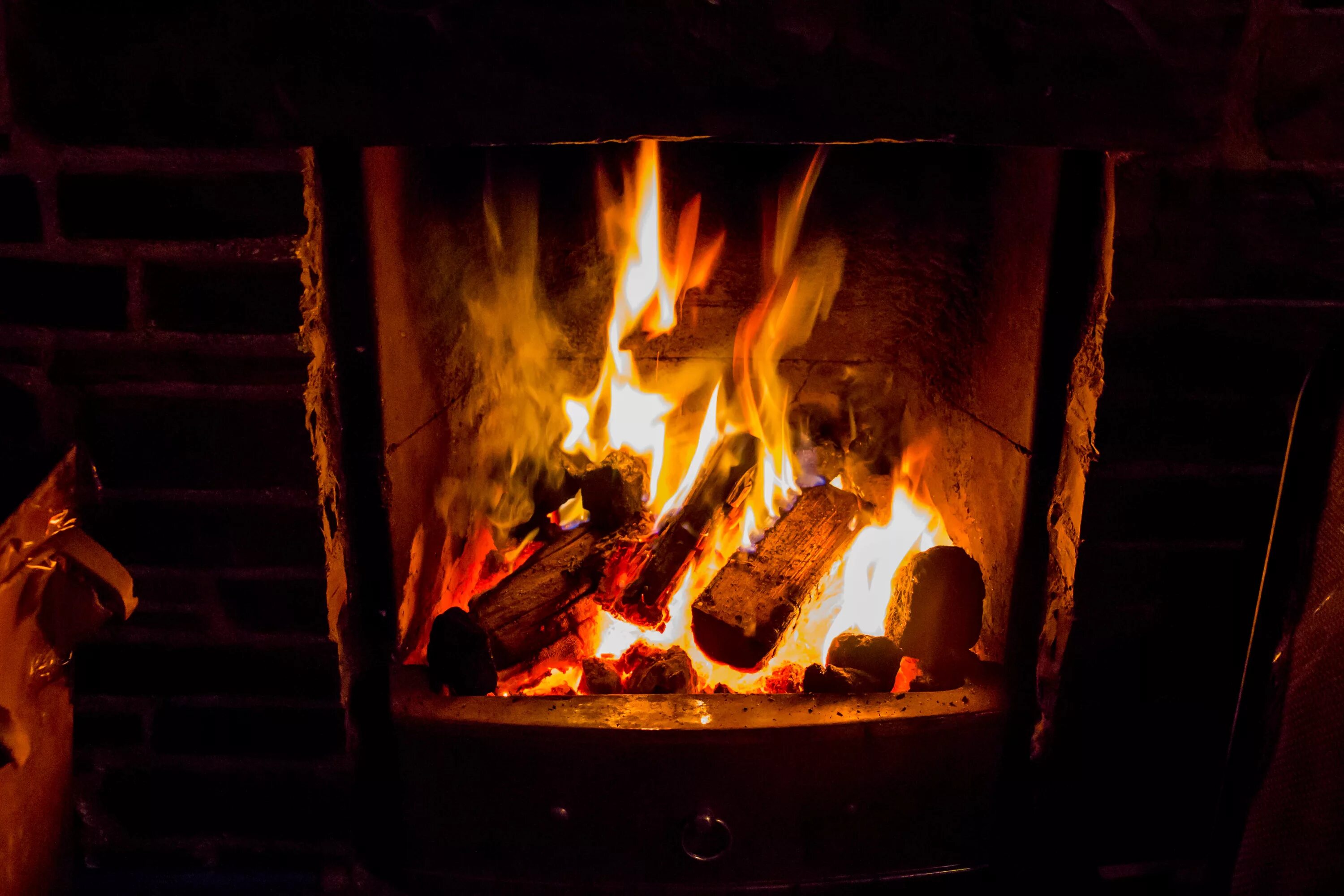 печь-камин plamen nera. очаг огонь в печи. горящий очаг. красивый огонь в камине. огонь в камине.
