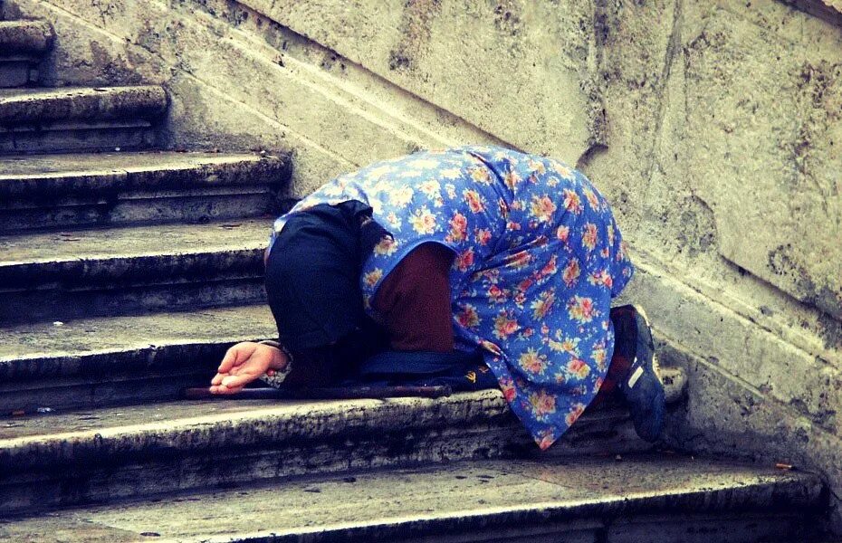 Наша жизнь стоит на паперти и просит