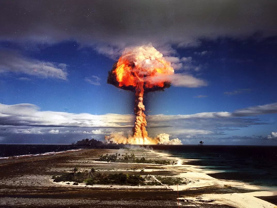 Ядерный взрыв на Семипалатинском полигоне. Семипалатинск ядерный полигон. Ядерные испытания Семипалатинский взрыв. Семипалатинский полигон взрыв.