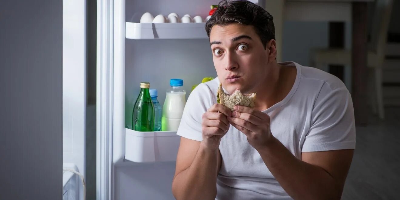 Бывший голодный во сне. Бывший голодный во сне. Уснул за столом. Человек который снится во снах. Бывший голодный во сне.