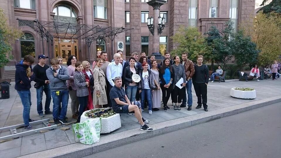 Массовки отзывы. Зрители в студии. Массовка калининград. Подработка массовка телеграм. Телезрители 2023.