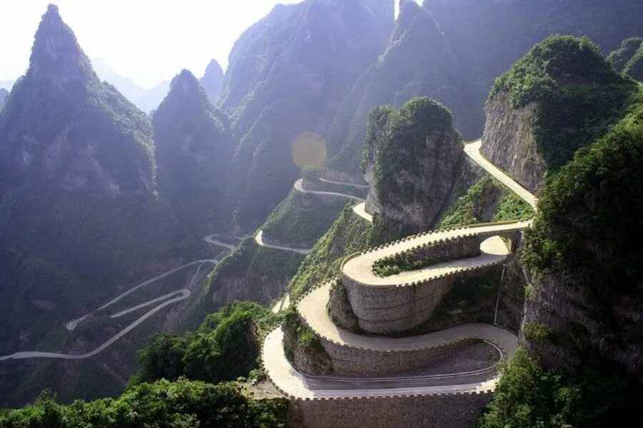 Гора Тяньмэнь Китай. Гора Тяньмэнь серпантин. Тяньмэньшань гора небесные ворота. Китай гора Тяньмэнь небесные врата.