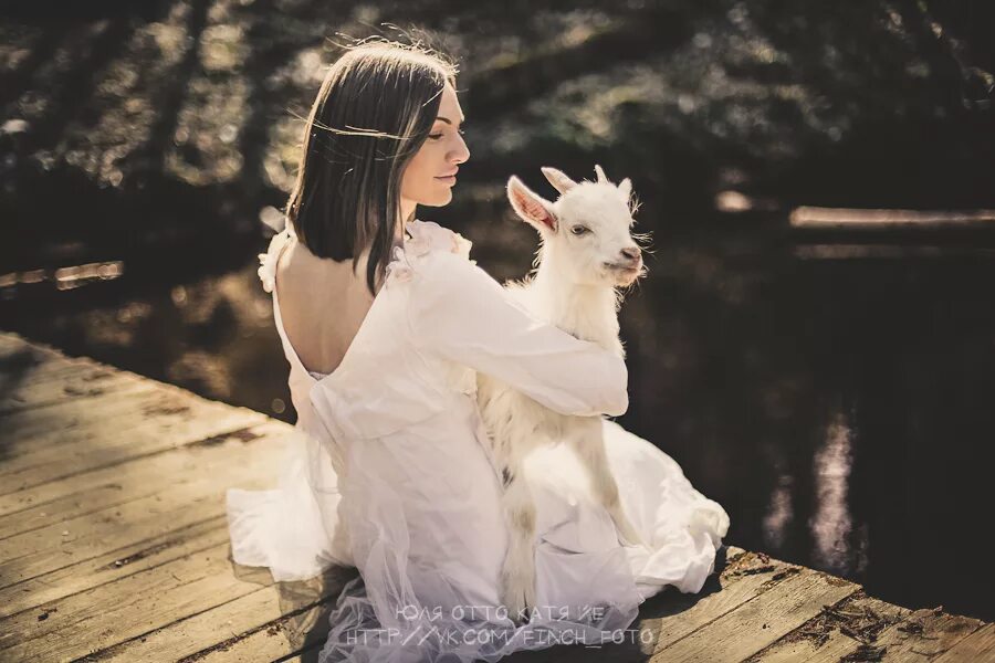 Козленком девушка. Девушки и козы. фотосессия с козленком. девушка с козленком. козочка девушка.