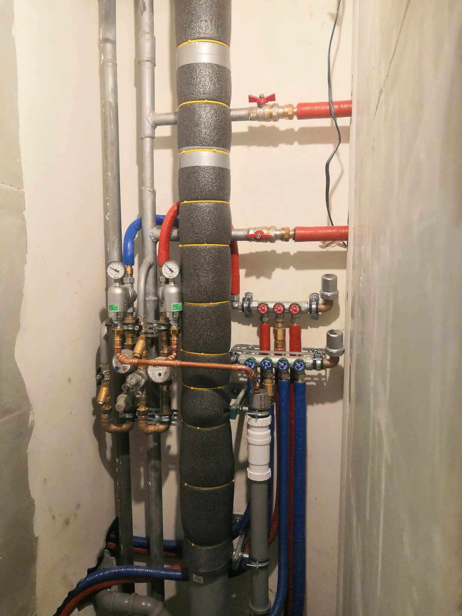 Разводка труб водоснабжения разводка труб водоснабжения. Монтаж водоснабжения в ванной комнате. Водопровод в квартире. Коллекторный узел водоснабжения. Полипропилен коллекторная разводка.