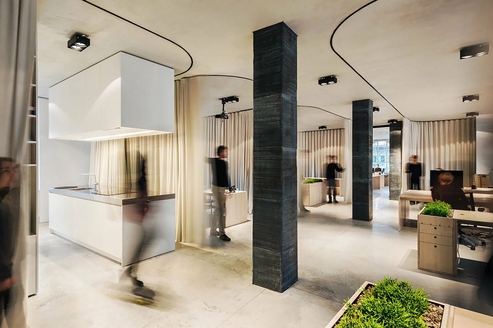 Несущие колонны в интерьере. Он останавливался посреди комнаты. Он останавливался посреди комнаты. Стеклянная перегородка в квартире студии. Он останавливался посреди комнаты.